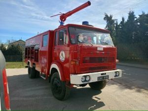 widok ogólny przód i strona prawa - na zdjęciu znajduje się samochód bojowy strażacki w kolorze czerwonym ustawiony przodem...